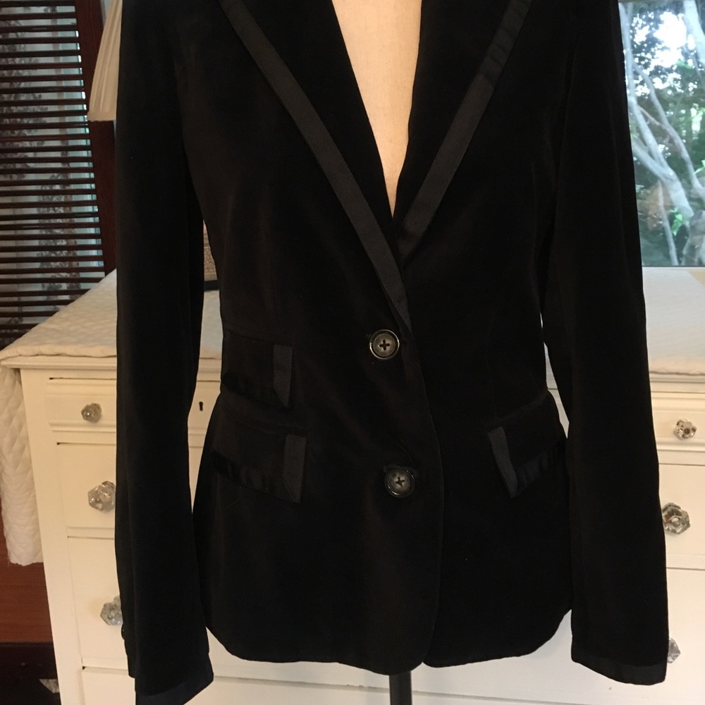 Gorgeous black blazer!